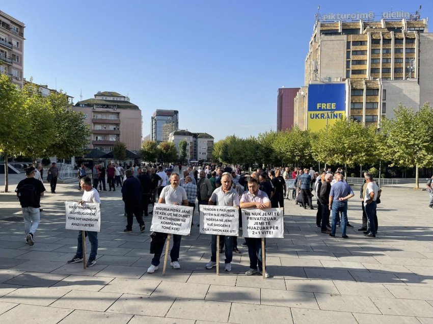 Protestojnë punëtorët e sigurimit fizik të KEK-ut, kërkojnë te kthehen në kuadër të kompanisë