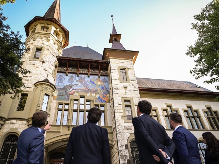 Kurti me presidentin zviceran vizitojnë Muzeun e Bernit dhe të Einsteinit