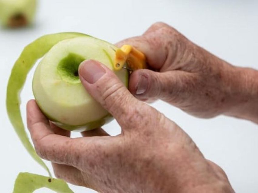 Mos i qëroni kurrë mollët, këto janë përfitimet shëndetësore që merrni prej lëkurës së tyre