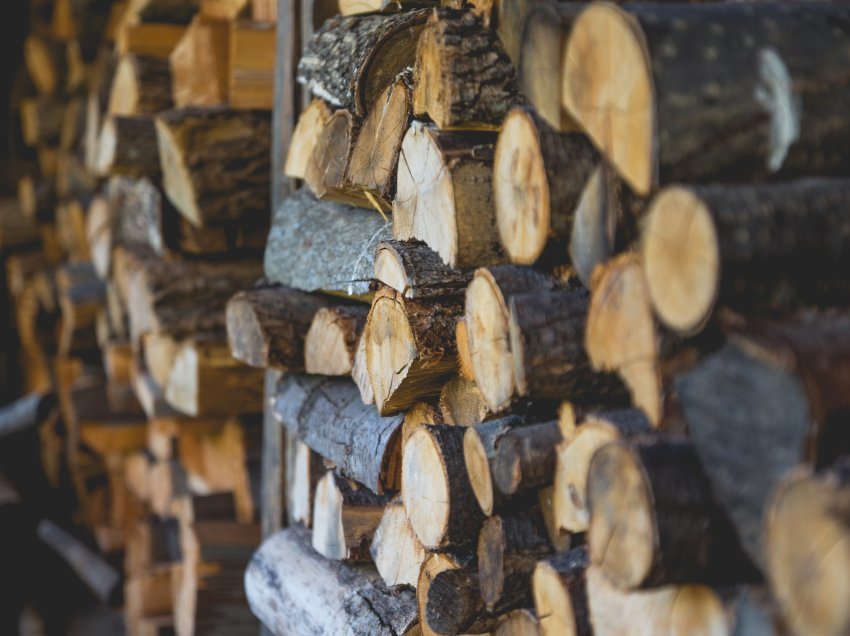 Qytetarët i shohin drutë si alternativë për ngrohje gjatë dimrit, kaq po shitet metri i tyre