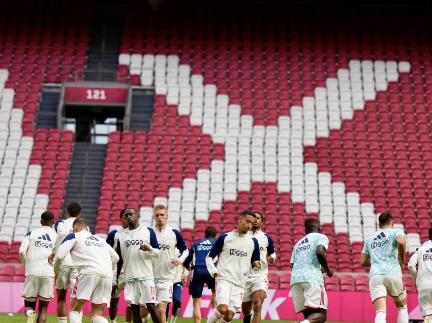 Ajax mposhtet nga Feyenoord në ndeshjen që nisi të luhet të dielën
