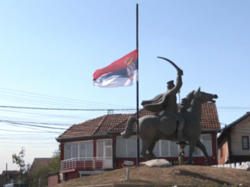 Serbët mbajnë tri ditë zie për sulmuesit e vrarë, edhe në Graçanicë flamujt në gjysëm shtizë 