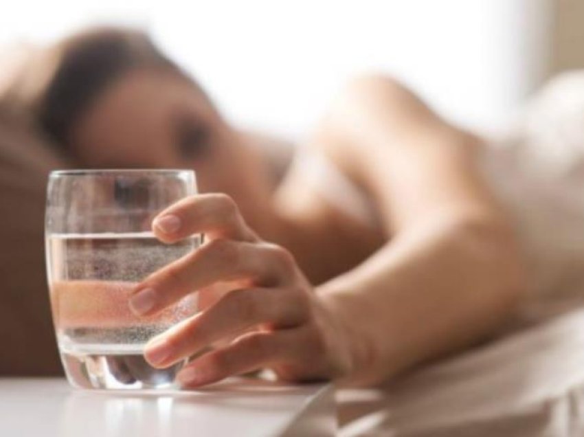 A është e nevojshme të pini 8 gota ujë në ditë?