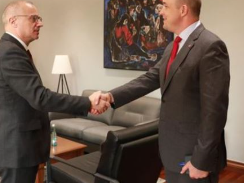 Ambasada e SHBA: Autorët e sulmit në Kosovë para drejtësisë - I dërguari amerikan takon ministrin e Jashtëm, Igli Hasani