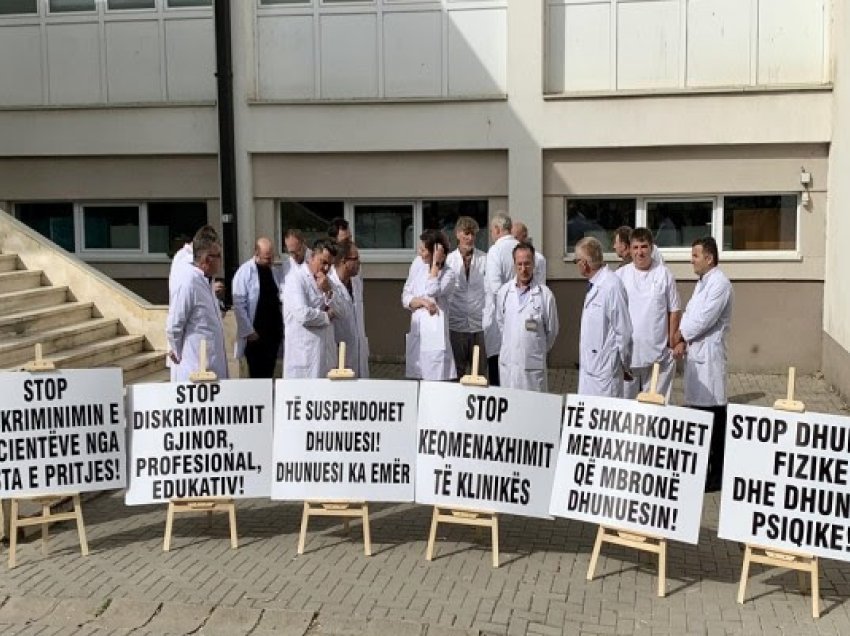 Protestojnë kardiologët, kërkojnë shkarkimin e drejtorit të klinikës