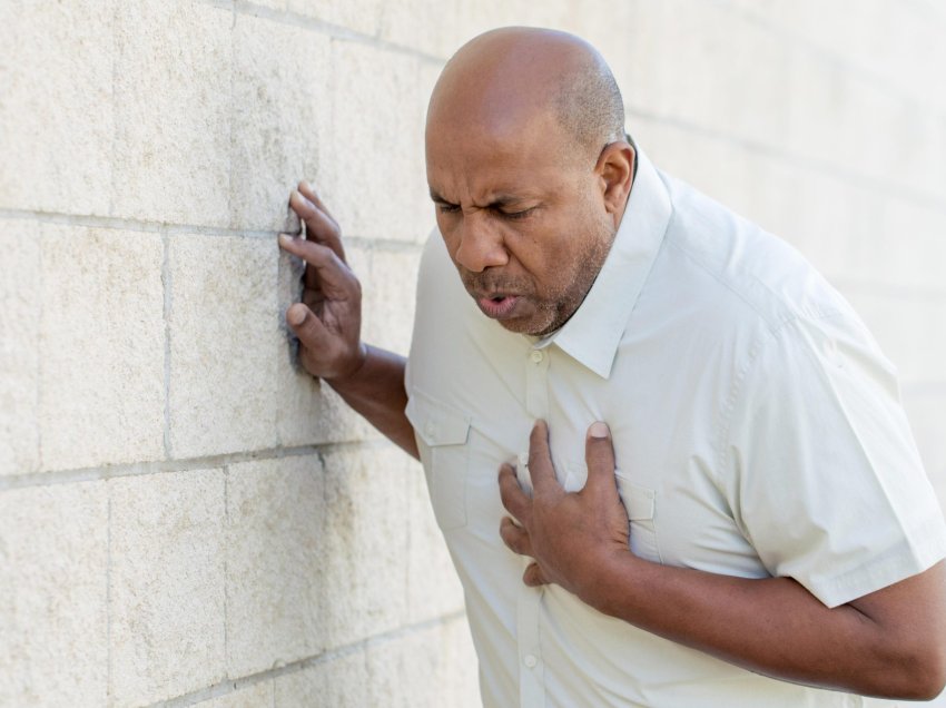 COVID-19 rrit rrezikun e sulmit në zemër dhe goditjes në tru