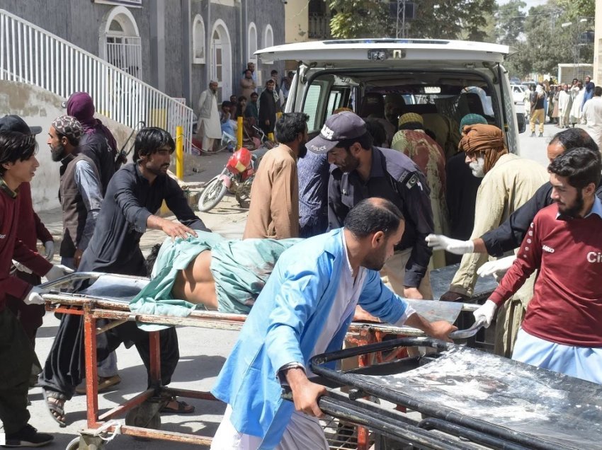 Shpërthim vdekjeprurës në një kortezh fetar në Pakistan – së paku 52 të vdekur