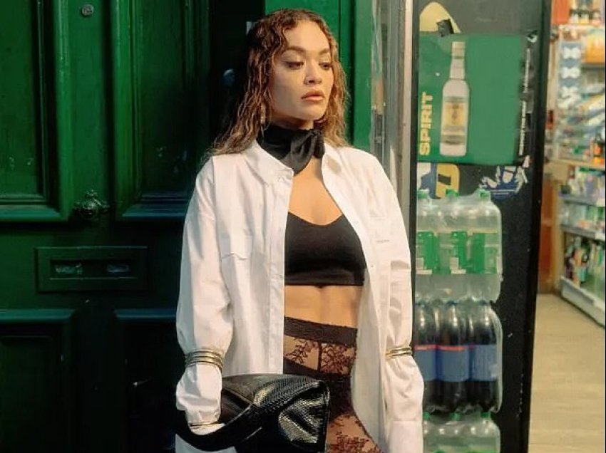 Rita Ora duket provokuese në veshjet e reja të koleksionit të saj me “Primark”