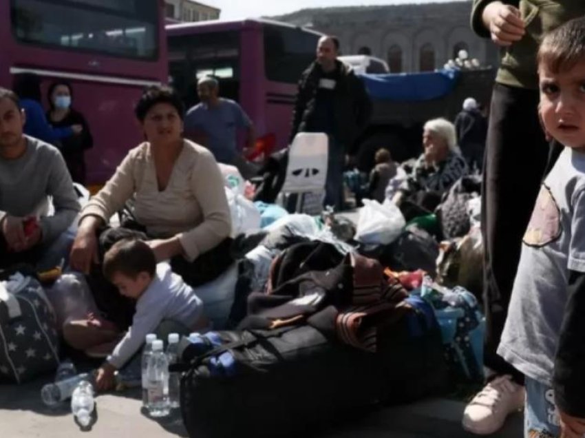 Armenia thotë se 100 mijë refugjatë kanë ikur nga rajoni i Nagorno-Karabakut
