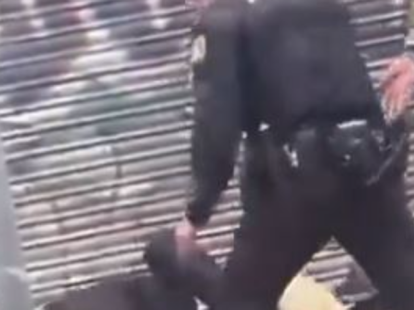 Policia në qendër të kritikave/ Spanjë, dy oficerë dhunojnë dy persona me ngjyrë