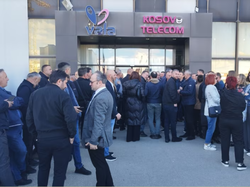 Protestë e punëtorëve të Telekomit pas bllokimit të llogarisë së kompanisë
