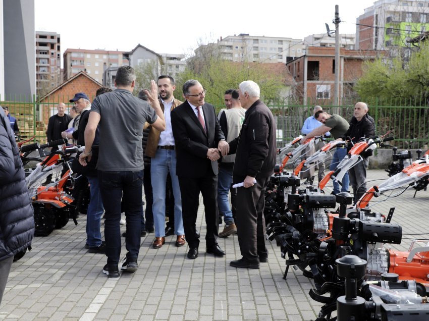 Komuna e Mitrovicës shpërndan 127 motokultivatorë për bujqit