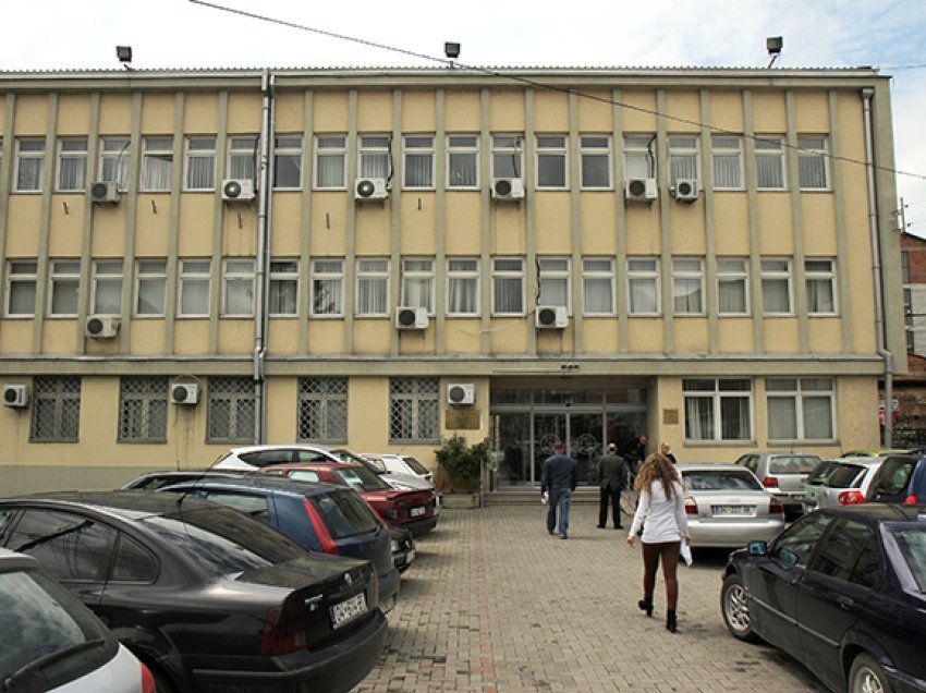 Kërcënohet dhe pengohet ekipi i gazetarëve në Gjykatën e Prizrenit
