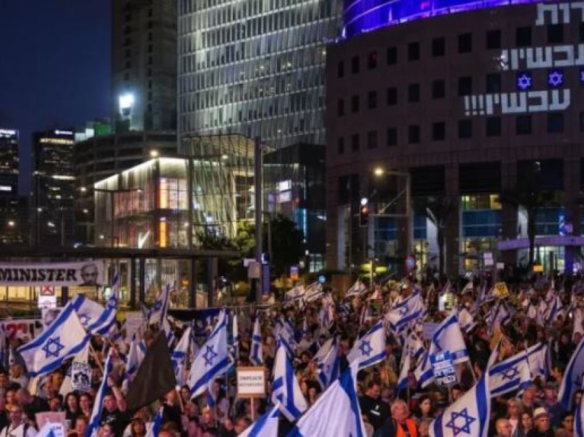Protestuesit “pushtojnë” rrugët në Izrael, kërkojnë lirimin e pengjeve dhe dorëheqjen e Netanyahut