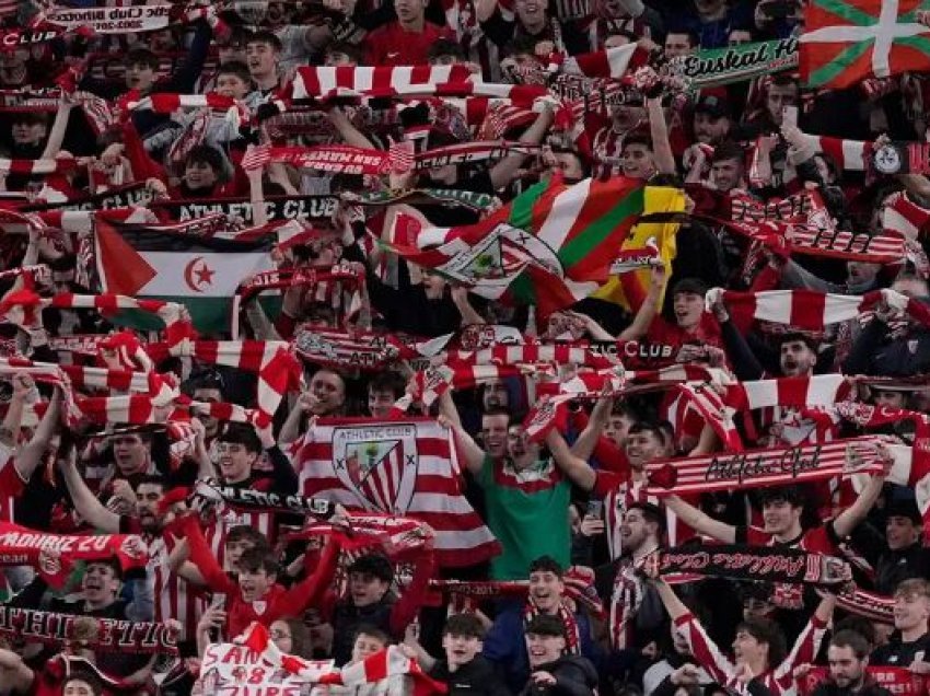30 mijë tifozë bask të Bilbaos vërshëllyen himnin kombëtar