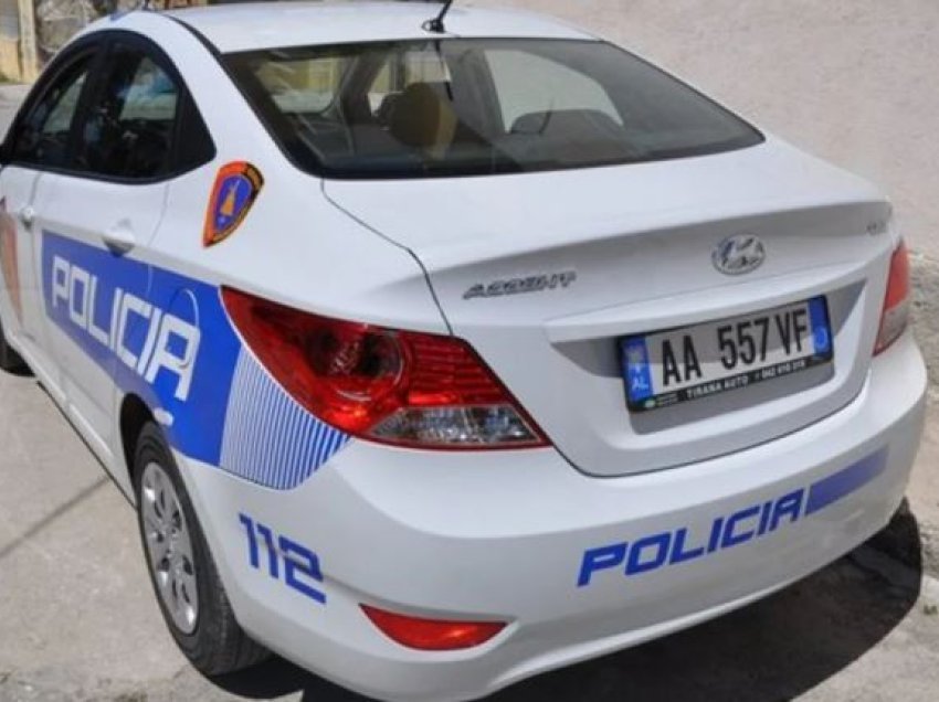 Përfshihet nga flakët makina e drejtoreshës së Tatimeve në bashkinë Vlorë, shoqërohen në polici disa persona