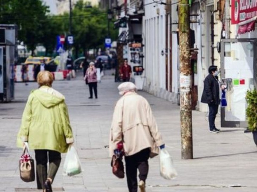 Varfëria mbërthen të moshuarit/ Gjysma e pensionistëve sot po marrin pagesa të pjesshme