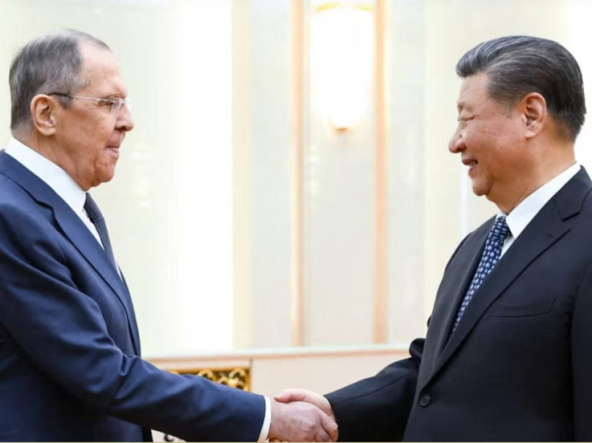 Presidenti kinez Xi takohet me ministrin e Jashtëm rus Lavrov