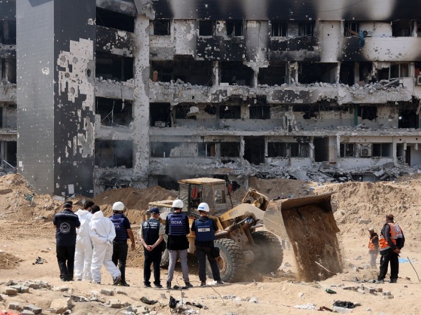 Zhvarrosen trupat e parë nga varrezat masive në spitalin Al-Shifa të Gazës
