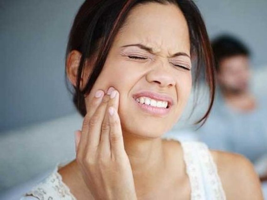 Çfarë të bëni kur keni dhimbje të forta dhëmbi?