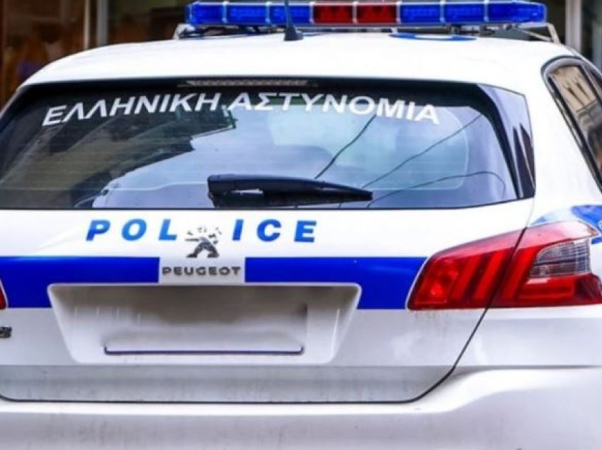 Shqiptari tenton të përdhunojë një 32-vjeçare në një lokal të Greqisë! Sulmon dhe rreh policët gjatë arrestimit