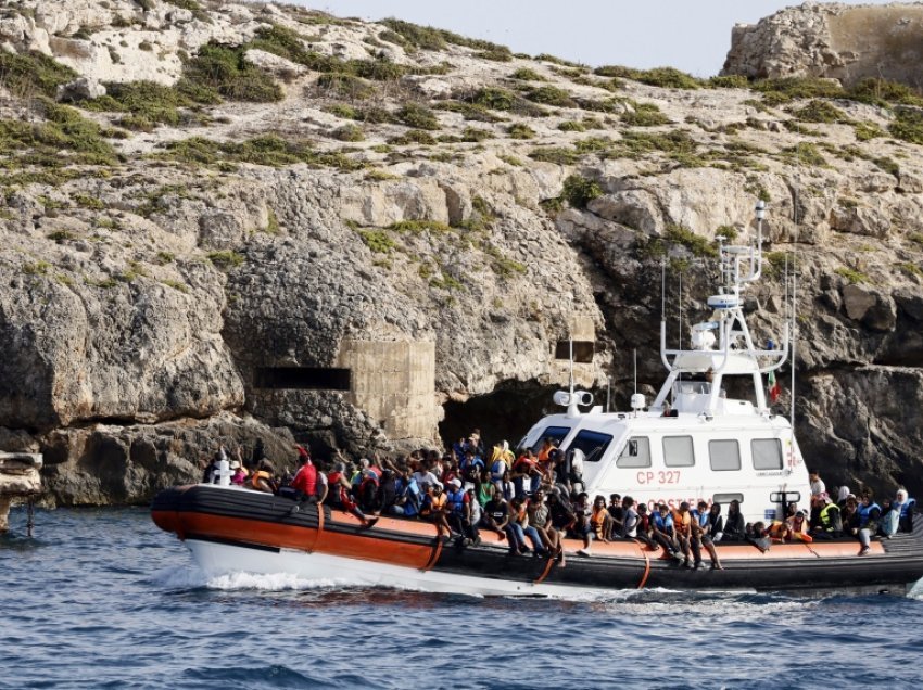 Tentuan të kalonin Mesdheun me gomone mes motit të keq, humbin jetën 9 persona në ishullin Lampedusa, mes tyre edhe një foshnjë! 