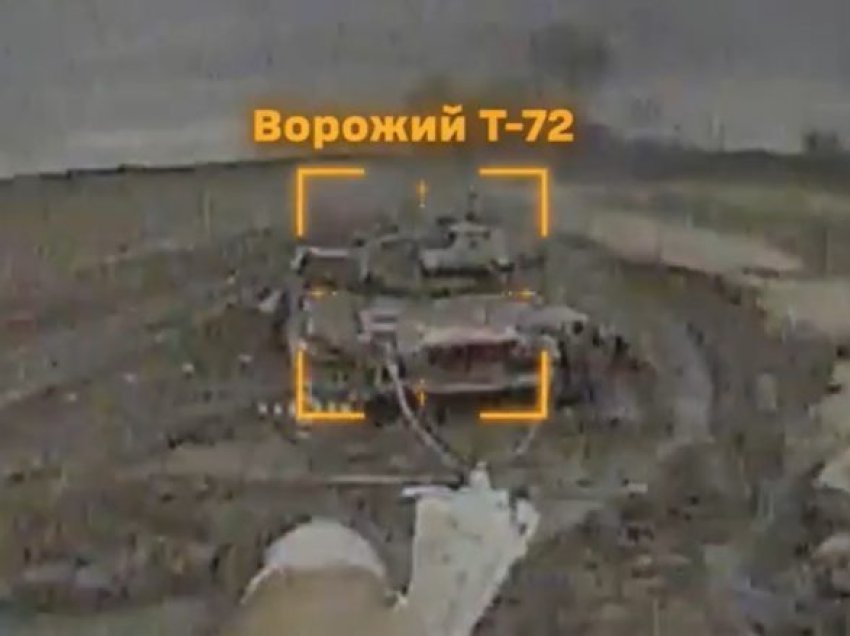Pamjet/ Ukrainasit shkatërrojnë tankun rus që kushton mbi një milion euro