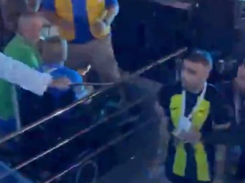 Pamjet e rënda, tifozi sulmon me kamxhik futbollistin pas ndeshjes