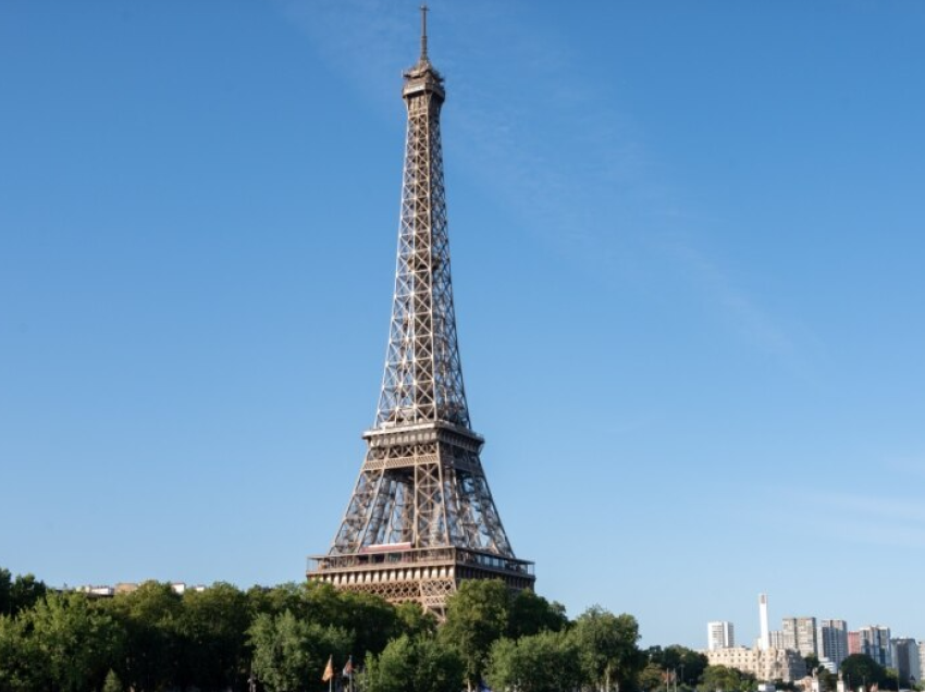 Policia në Paris thotë se po e fiton luftën kundër krimit afër Kullës Eiffel