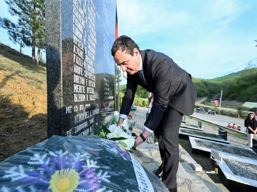 Kryeministri Kurti bëri homazhe në përkujtim të masakrës në Llashticë të Gjilanit