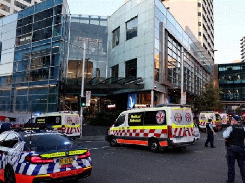 Evakuohet qendra tregtare, 5 të vdekur dhe disa të plagosur nga një sulm me thikë