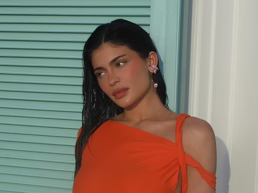 Kylie Jenner tregon linjat perfekte, me një fustan portokalli nga marka e saj e veshjeve “Khy”
