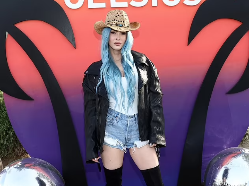 Megan Fox shfaqet me flokë të kaltra, teksa mbërrin në festën e Coachella