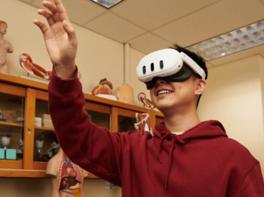 A do të përdorin shkollat “kufje të realitetit virtual” për të zhvilluar mësimin?