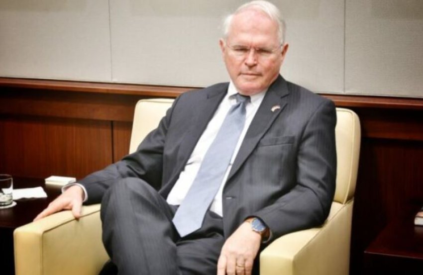 Kërcënohet me vdekje në Serbi ambasadori amerikan Christopher Hill: “Të ngulet në hu”