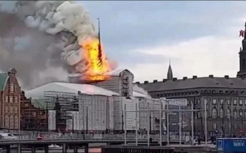 Shpërthen zjarri në ndërtesën historike të Bursës së Vjetër në Kopenhagë