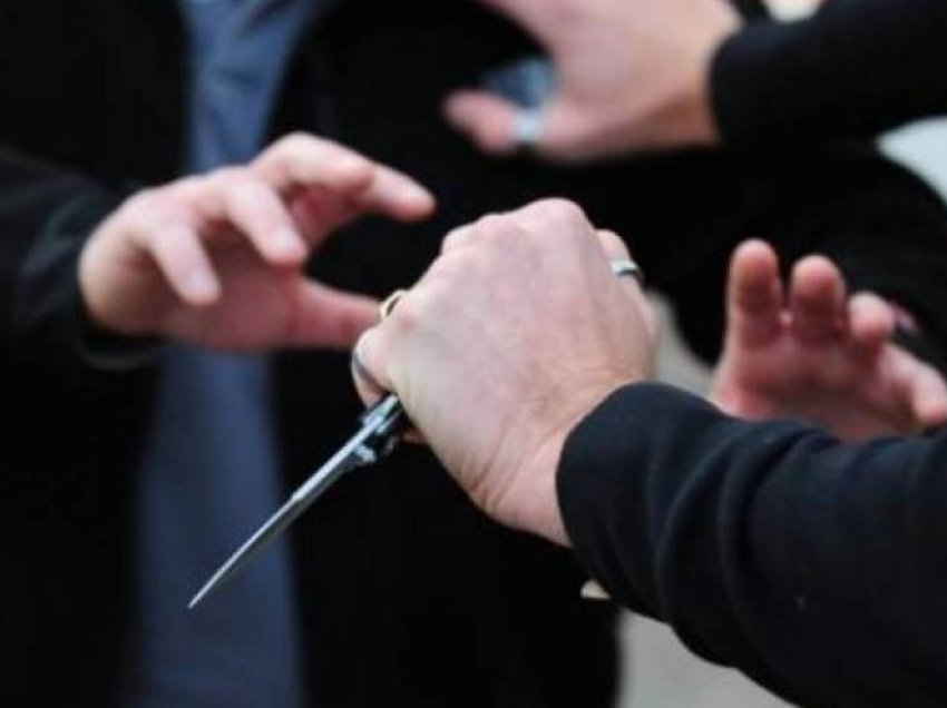 Sulm me thikë mes pesë personave në Prishtinë, dy të mitur bëhen për spital