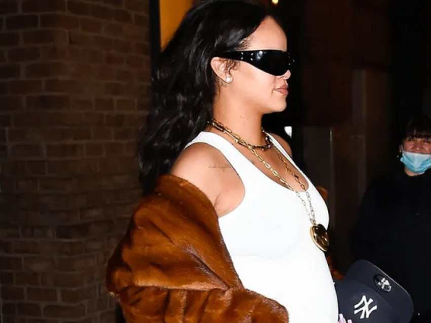 Rihanna rrëfen se pse refuzoi të blinte rroba për shtatzëna kur ishte në pritje të ëmbël