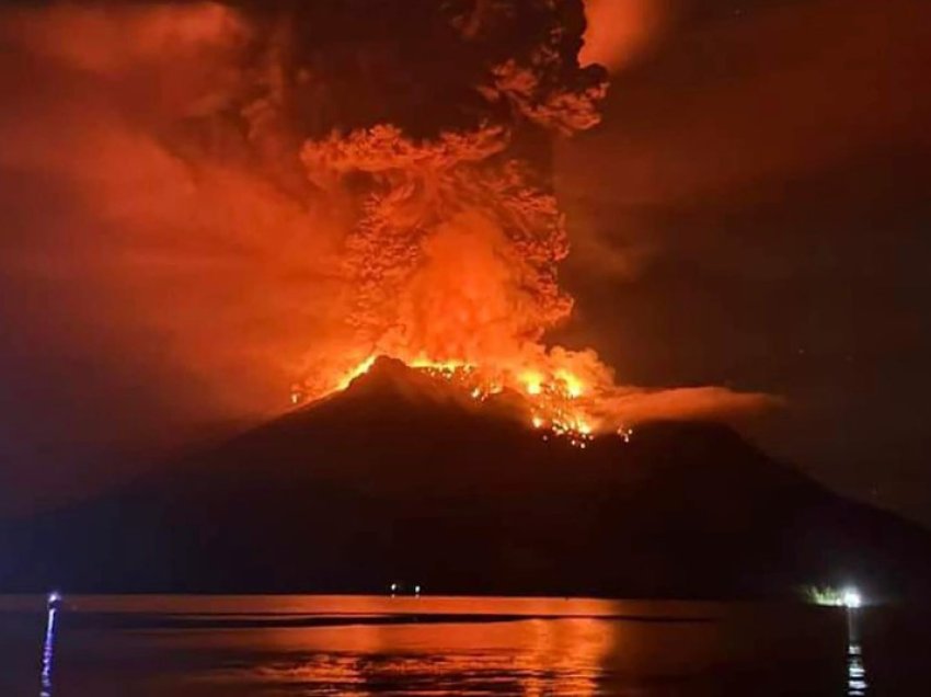 Shpërthen vullkani në Indonezi, paralajmërim për cunami! Njerëzit urdhërohen të ikin
