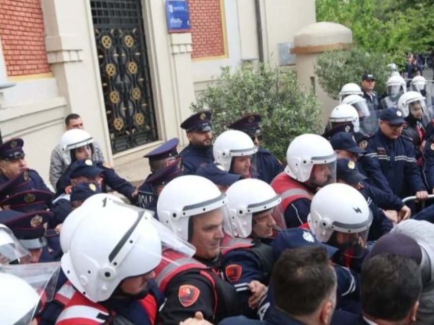 Protesta e opozitës para Bashkisë së Tiranës, Ambasada Italiane: Dhuna nuk është në asnjë mënyrë e justifikueshme