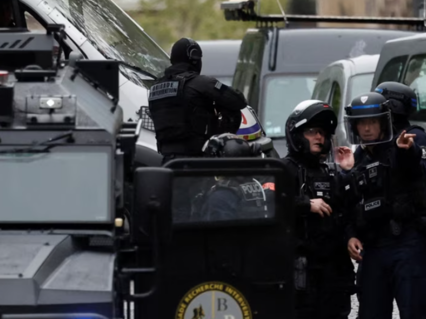 Paris, arrestohet personi që kërcënoi të hedhë vetën në erë në konsullatën e Iranit