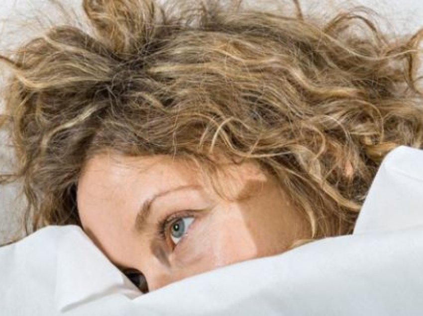 Tre arsyet pse gratë vuajnë nga pagjumësia më shumë se burrat