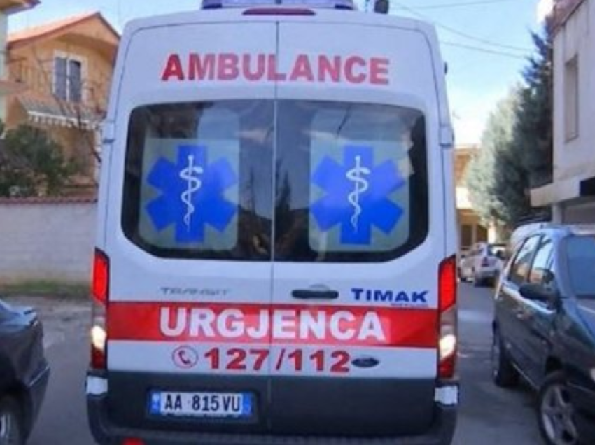 Bie aksidentalisht nga kati i katërt i pallatit në Shkodër, 40-vjeçari përfundon në gjendje të rëndë në spital