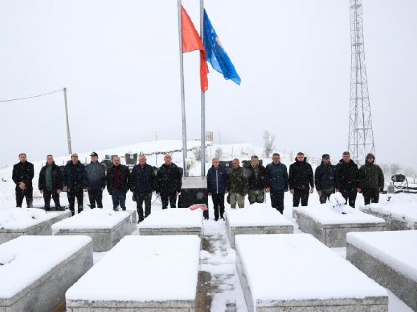 Haradinaj me bashkëluftëtarë nderuan dëshmorët e pranverës së përgjakur në Rugovë e Podgur