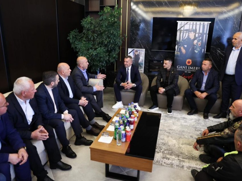 Haradinaj viziton familjen Imeri: Ganiu nderoi tërë kombin, ishte ndër nismëtarët e parë të luftës për liri