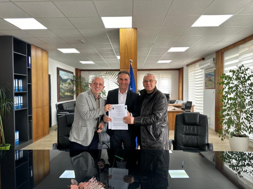 Ademi dhe kryetari i komunës së Leposaviqit nënshkruajnë Memorandumin e Bashkëpunimit