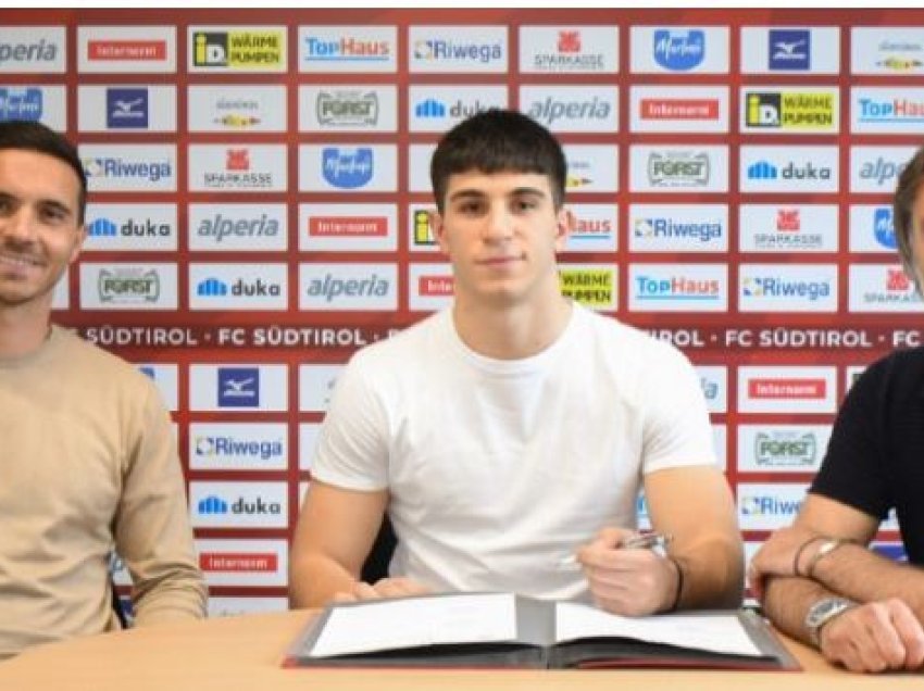 Buzi firmos kontratën e parë si profesionist me klubin italian