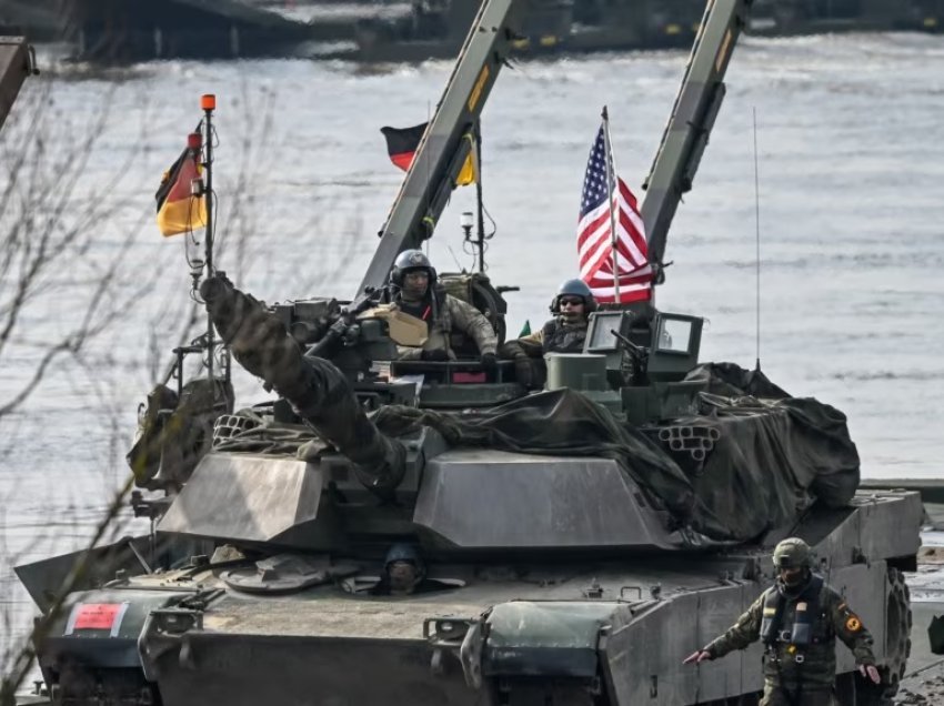 Ukraina tërheq nga vijat e frontit tanket amerikane për shkak të rrezikut nga sulmet ruse me dronë
