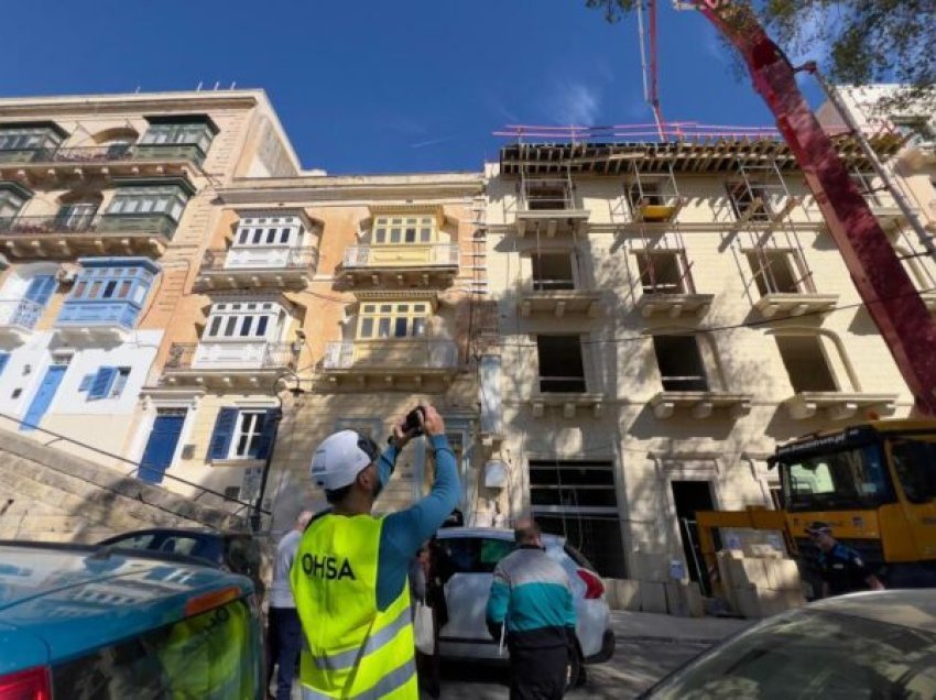 Dy punëtorë shqiptarë në Maltë bien nga kati i tretë, si pasojë shembet çatia
