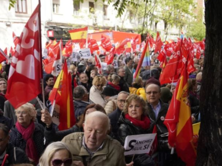 Protesta në Madrid kundër dorëheqjes së kryeministrit Pedro Sanchez